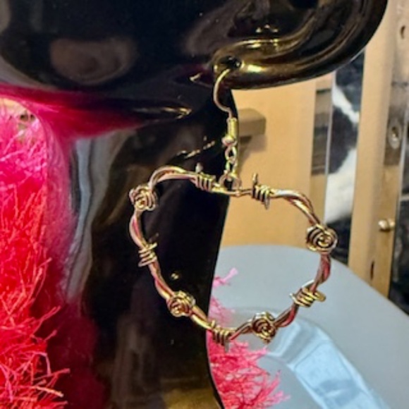 barbed wire heart earrings - Picture 2 of 3